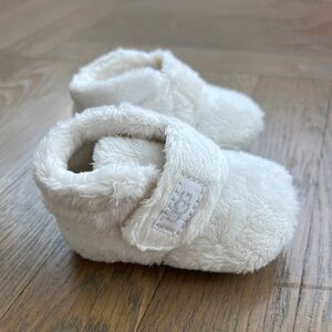 Baby UGG booties with hat set